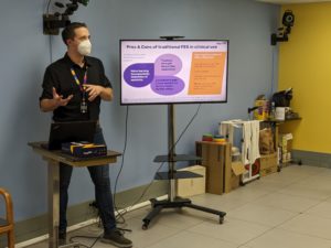 Foto de Juan Pablo Gonzales de TRAINFES expondiendo en la Emory University