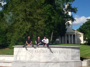 Foto del equipo TRAINFES sentado en el frontis de la Emory University de Estados Unidos